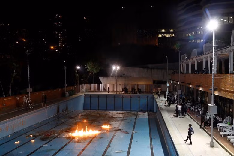 Người biểu tình ném bom xăng vào một bể bơi tại Đại học Bách khoa Hong Kong hôm 14/11.