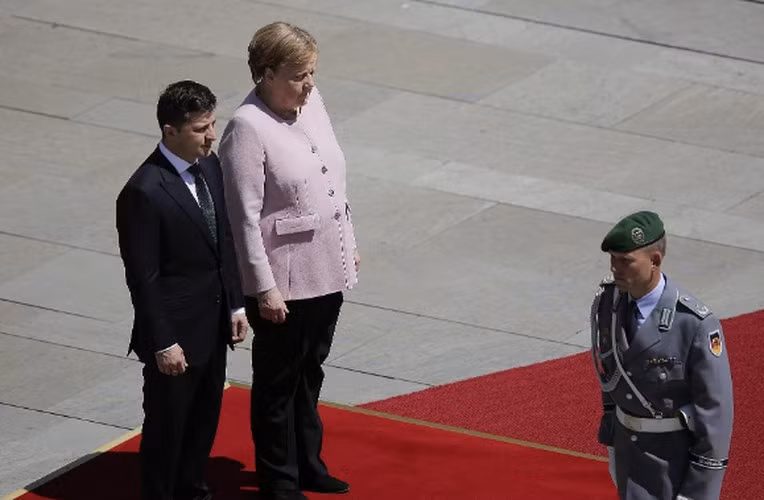 Nữ Thủ tướng Đức sau đó giải thích rằng bà bị mất nước và cảm thấy khỏe hơn sau khi uống ba cốc nước. Ảnh: Times Of Israel.