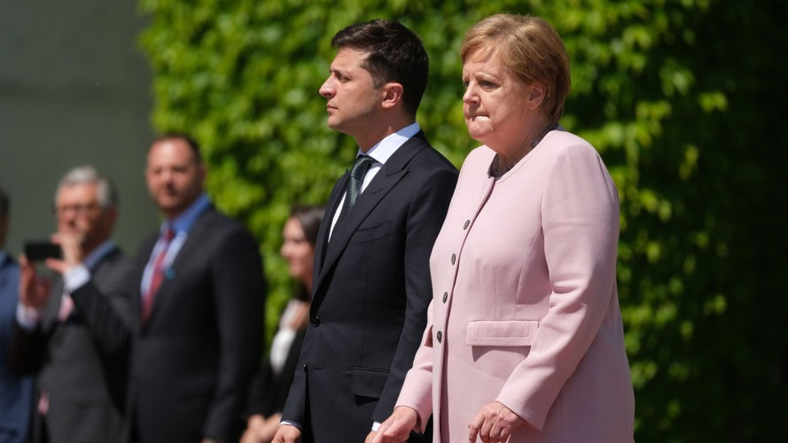Vào ngày 18/6, bà Merkel run bần bật trong buổi lễ tiếp đón Tổng thống Ukraine Volodymyr Zelensky. Ảnh: Sky News.