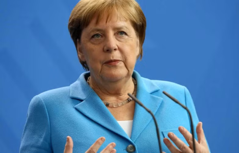 Có thể thấy, trong cả ba lần, bà Merkel cố gắng kiềm chế tình trạng run rẩy nhưng không thành công. Tuy nhiên, bà Merkel khẳng định sức khỏe vẫn ổn và đang trong quá trình điều trị chứng run rẩy chân tay. Ảnh: DW.
