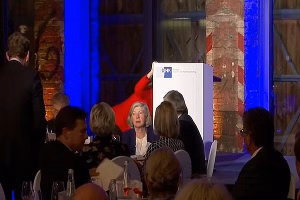 Theo Daily Mail, Thủ tướng Đức Merkel đã bị vấp ngã khi lên sân khấu phát biểu trong một sự kiện kinh doanh ở Berlin tối 27/11. Ảnh: Daily Mail.