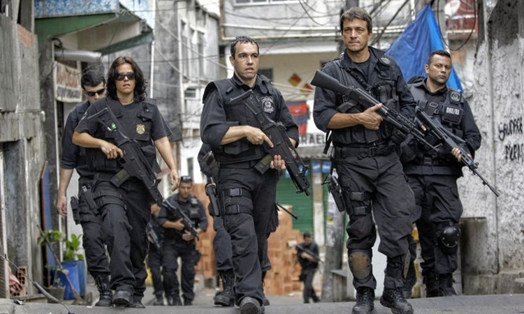 Ngoài ra, băng nhóm của Al-Mamun cũng đưa lậu người nhập cư từ Afghanistan, Bangladesh, Ấn Độ, Nepal, Pakistan đến Brazil và sau đó vào Mỹ. Ảnh: Cảnh sát Brazil tuần tra trên đường phố. Ảnh: AP.