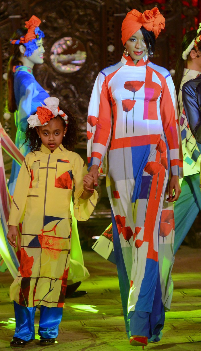 Ngam cac phu nhan chinh khach dien ao dai Viet Nam dep la-Hinh-2