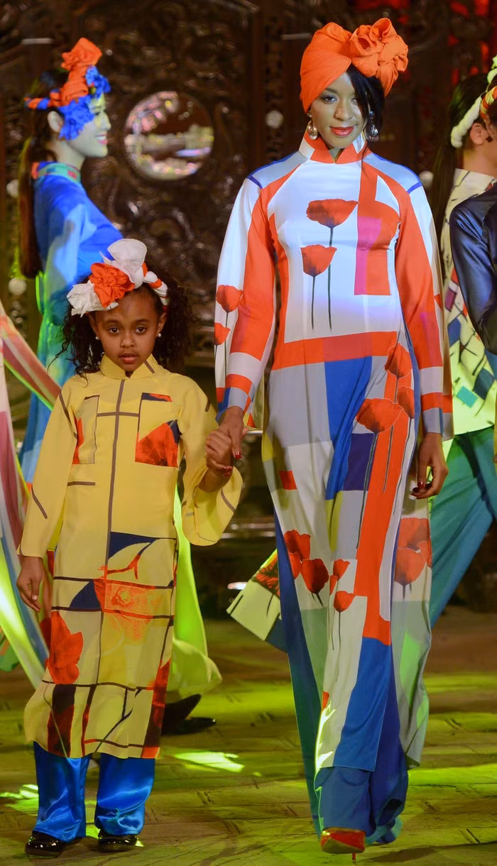 Ngam cac phu nhan chinh khach dien ao dai Viet Nam dep la-Hinh-2