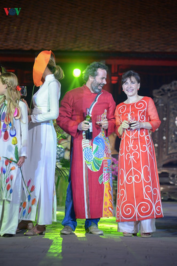 Ngam cac phu nhan chinh khach dien ao dai Viet Nam dep la-Hinh-8