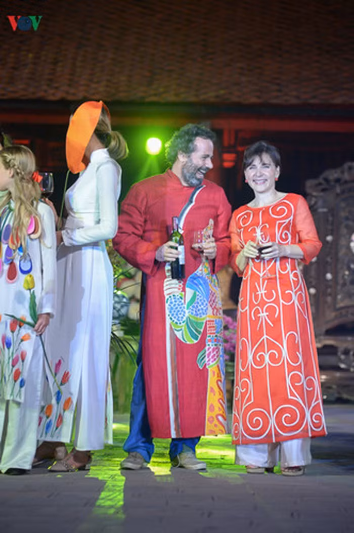 Ngam cac phu nhan chinh khach dien ao dai Viet Nam dep la-Hinh-8