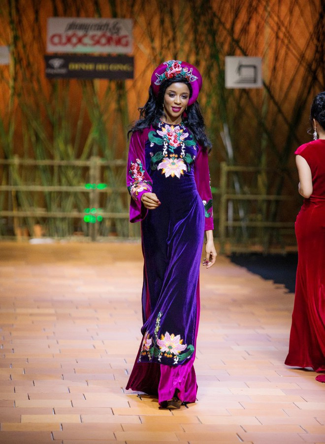 Ngam cac phu nhan chinh khach dien ao dai Viet Nam dep la-Hinh-10