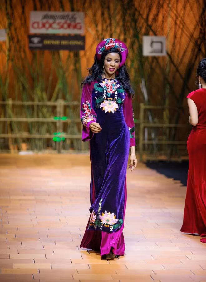 Ngam cac phu nhan chinh khach dien ao dai Viet Nam dep la-Hinh-10