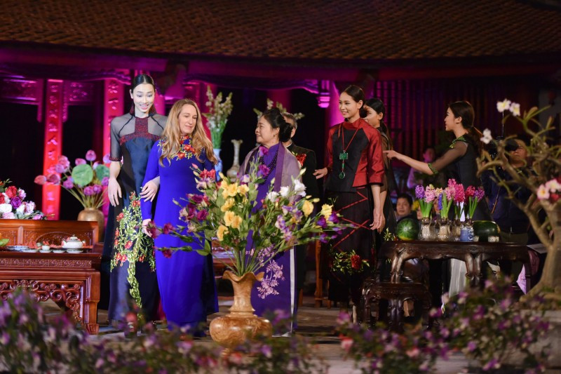 Ngam cac phu nhan chinh khach dien ao dai Viet Nam dep la-Hinh-6