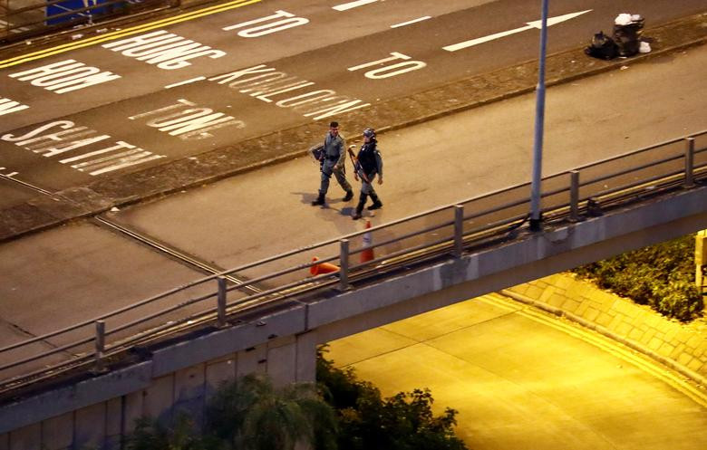 Một số người khác tìm chỗ trốn vì lo sợ họ có thể sẽ bị bắt giữ.