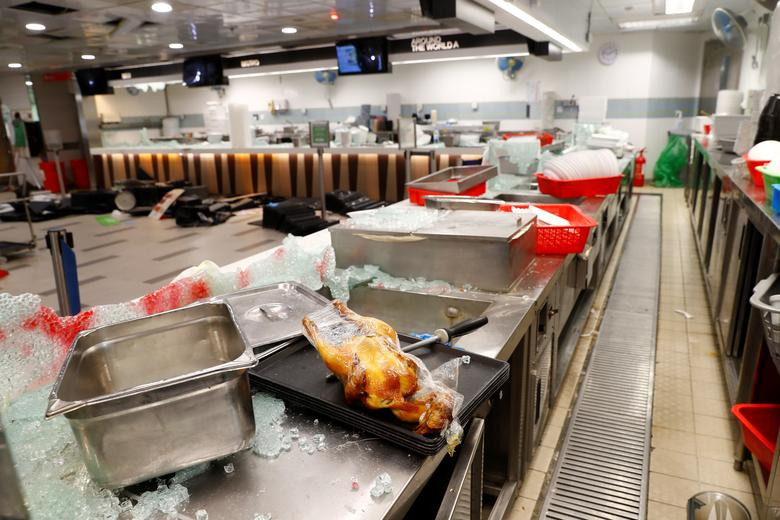 "Chúng tôi cảm thấy hơi mệt. Tất cả chúng tôi đều mệt nhưng chúng tôi sẽ không từ bỏ việc tìm đường thoát ra ngoài. Chúng tôi đã dành cả ngày hôm qua để tìm đường ra ngoài nhưng thất bại, vì vậy chúng tôi đến đây ăn sáng", một người biểu tình 23 tuổi tên Shiba nói khi anh ăn mì trứng và xúc xích tại căng tin của người biểu tình.