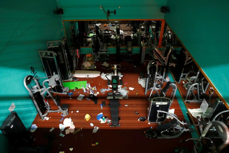 Rác thải bừa bãi trên sàn nhà phòng tập gym.