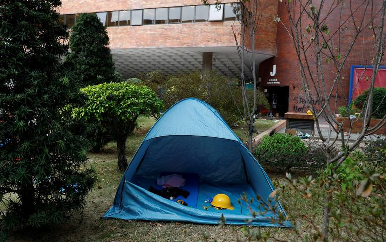 Người biểu tình dựng lều ở trong khuôn viên trường Đại học Bách khoa Hong Kong.