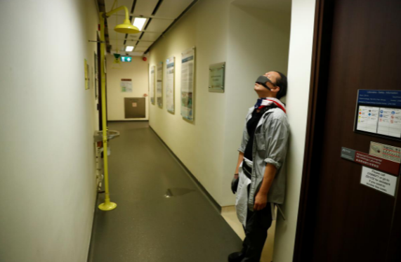 Hầu hết những người còn lại lo sợ họ sẽ bị bắt nếu đầu hàng cảnh sát. Vì vậy, họ hy vọng sẽ có thể "qua mặt" cảnh sát thoát ra ngoài.