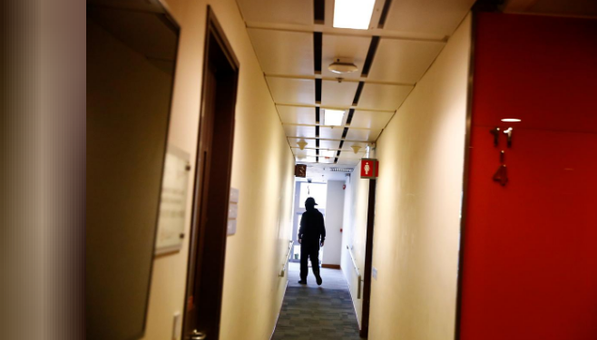 "Tôi tin rằng những người bên trong không muốn cha mẹ, người thân và bạn bè của họ phải lo lắng. Tôi kêu gọi tất cả mọi người bên trong hay ra ngoài. Chúng tôi muốn giải quyết vấn đề một cách hòa bình và không đặt ra bất cứ hạn chót nào", ông Tang nói.