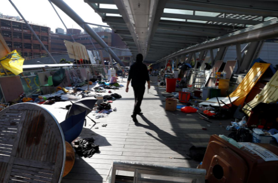 Không khí tại ngôi trường trở nên yên tĩnh hơn sau một đêm những người biểu tình đi lang thang để tìm cảnh sát chìm.