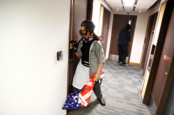 Cảnh sát trưởng Hong Kong Chris Tang, người mới nhậm chức hồi tuần này, đã kêu gọi những người biểu tình còn lại bên trong trường PolyU đầu hàng vì ông muốn một "giải pháp hòa bình".