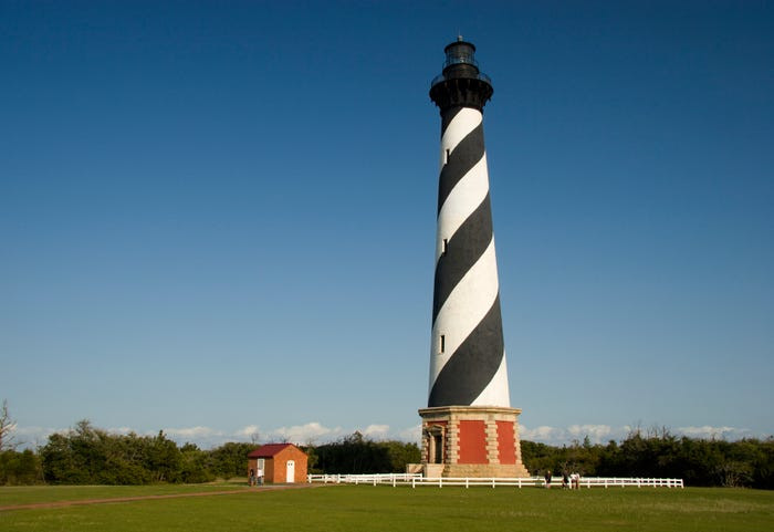 Đường bờ biển của đảo Outer Banks ở Bắc Carolina (Mỹ) đang bị xói mòn đất với tốc độ nhanh chóng. Theo Cục Chất lượng Môi trường Bắc Carolina, khoảng 1,8 mét đất ven biển này bị xói mòn mỗi năm.