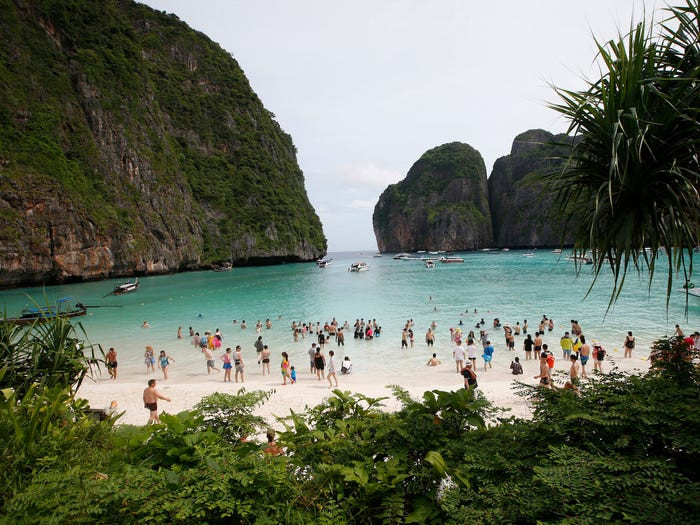 Theo Insider, Vịnh Maya ở Thái Lan nằm trong danh sách những kỳ quan thiên nhiên có nguy cơ biến mất vĩnh viễn trong vòng 100 năm tới. Cơ quan chức năng Thái Lan thông báo Vịnh Maya nổi tiếng sẽ bị đóng cửa vô thời hạn đối với khách du lịch. "Lượng khách du lịch đổ về đây đã phá hủy nghiêm trọng hệ sinh thái của vịnh và hiện giờ nó sẽ cần thời gian để phục hồi", The Guardian đưa tin. (Nguồn ảnh: Insider)