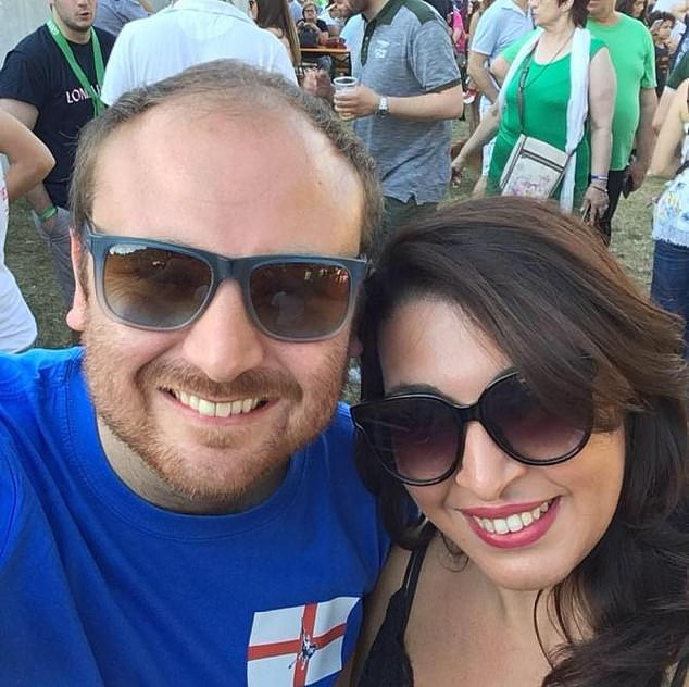 Nghi si Italy cau hon ban gai giua cuoc hop Quoc hoi-Hinh-2