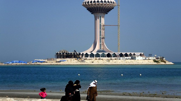 Những người thích lặn biển và ngắm san hô có thể ra Biển Đỏ, nơi Saudi Arabia có đường bờ biển rất dài và các rạn san hô hầu như không bị ảnh hưởng. Tuy nhiên, các bãi biển ở đây cấm khỏa thân.