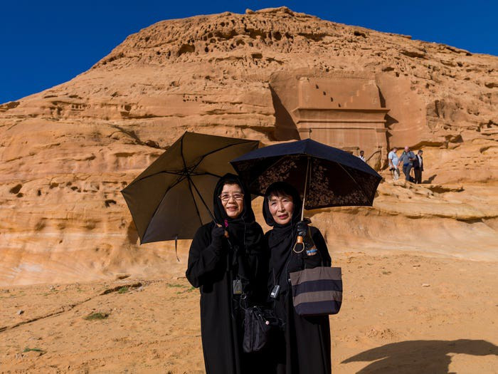 Vương quốc Hồi giáo này cũng công bố quy định công khai mới dành cho du khách, bao gồm trang phục phải kín từ đầu gối và vai, không mặc quần short, không chửi thề, không thể hiện tình cảm công khai và không cắt ngang khi xếp hàng đợi.