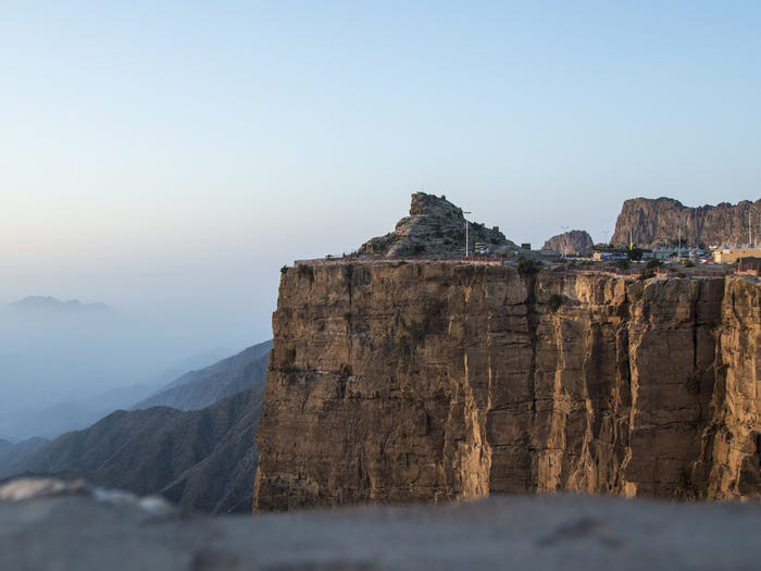 Du khách có thể cắm trại trên sa mạc hay đến Jebel Fihrayn, một kỳ quan địa chất với các vách đá chênh vênh cao khoảng 300m, được so sánh với Monument Valley và Grand Canyon ở Arizona nước Mỹ có cùng thời kỳ hình thành.