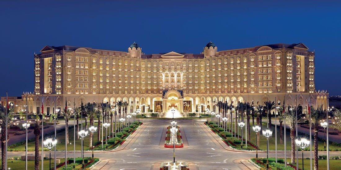 Một người quản lý người Đức tại khách sạn 5 sao Ritz Carlton ở Jeddah nói rằng khách du lịch có thể tự do làm những gì mình muốn và các quy định không đến nỗi bảo thủ như mọi người lầm tưởng.