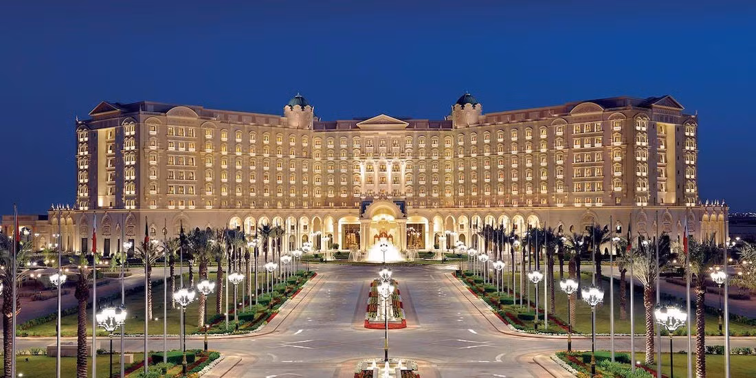 Một người quản lý người Đức tại khách sạn 5 sao Ritz Carlton ở Jeddah nói rằng khách du lịch có thể tự do làm những gì mình muốn và các quy định không đến nỗi bảo thủ như mọi người lầm tưởng.