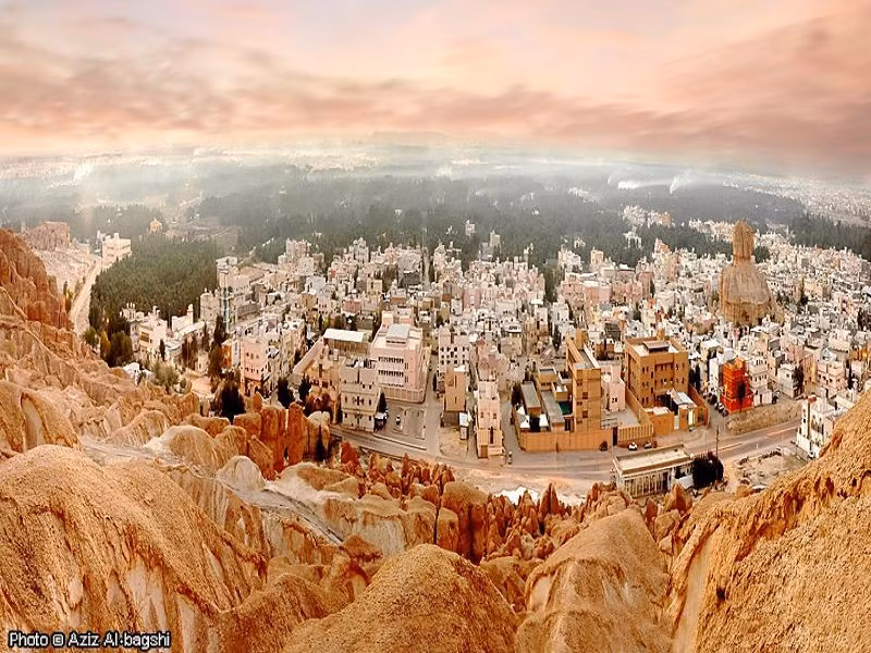 Một số địa danh khác có thể kể đến như thị trấn cổ ở Jeddah, hiện là thủ phủ thương nghiệp của Saudi Arabian hay al-Ahsa, nơi có hơn 2,5 triệu cây chà là và là ốc đảo lớn nhất trên thế giới.