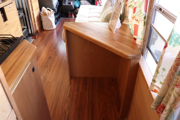 Chiếc bàn này vừa được sử dụng làm bàn ăn vừa làm bàn làm việc.