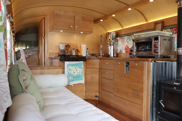 Bên trong ngôi nhà đặc biệt này có một nhà bếp, nơi tiếp khách, làm việc, một phòng tắm và một phòng ngủ.