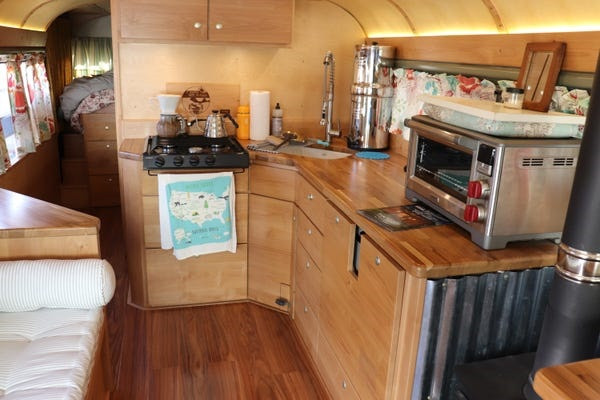 Nhà bếp được trang bị đầy đủ lò vi sóng, bếp nấu và bồn rửa...