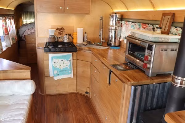 Nhà bếp được trang bị đầy đủ lò vi sóng, bếp nấu và bồn rửa...