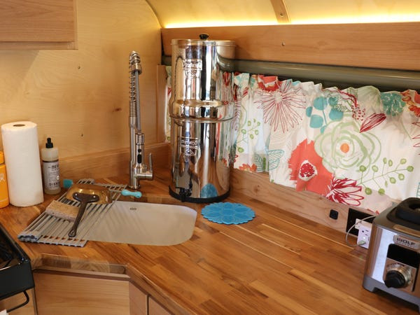 Không gian bếp tuy nhỏ nhưng được bố trí gọn gàng.