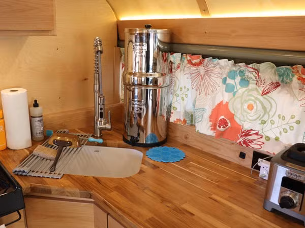 Không gian bếp tuy nhỏ nhưng được bố trí gọn gàng.