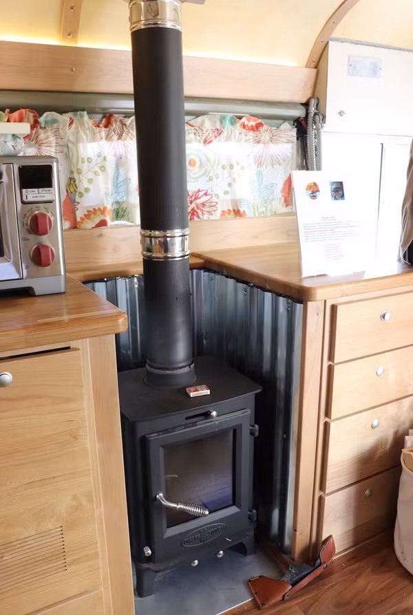 Thậm chí còn có cả lò sưởi trong ngôi nhà di động này.