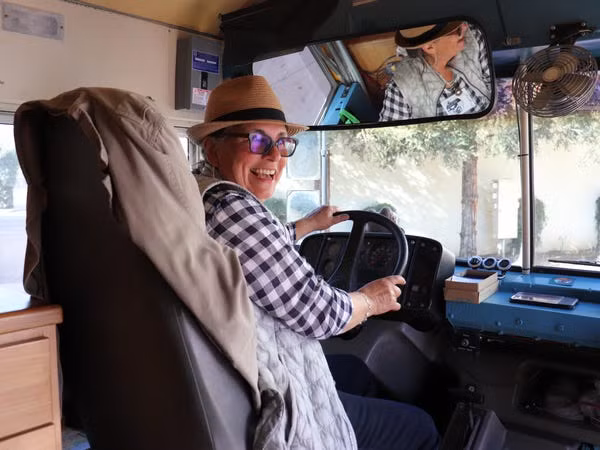 Bà Gailloux đã ghé thăm nhiều nơi ở nước Mỹ, trong đó có California, Nevada, và Arizona bằng chiếc xe buýt này.