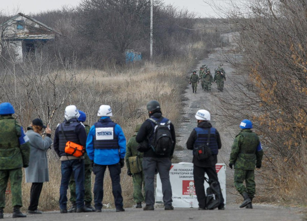 Các binh sĩ của nước Cộng hòa Nhân dân Donetsk tự xưng bắt đầu rút khỏi các vị trí gần với đường chiến tuyến, trong sự theo dõi của các quan sát viên quốc tế. Ảnh: Reuters.