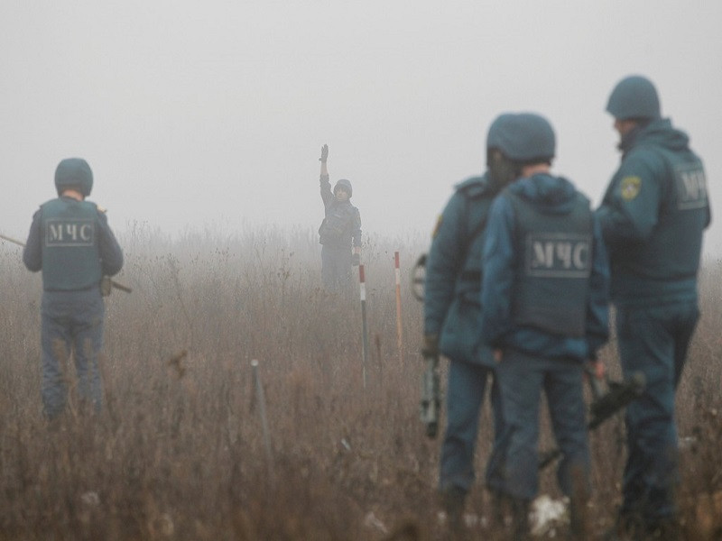 Các thành viên của Bộ Tình trạng khẩn cấp thuộc phe ly khai Cộng hòa Nhân dân Donetsk đang tham gia tháo dỡ mìn tại khu vực mà các lực lượng quân đội vừa đi ở gần khu định cư Petrovskoye của vùng Donetsk. Ảnh: Reuters.