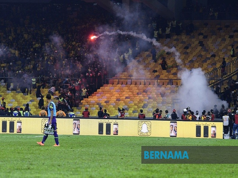 Canh sat bat giu hang chuc nguoi sau tran Malaysia thang Indonesia