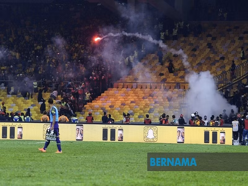 Canh sat bat giu hang chuc nguoi sau tran Malaysia thang Indonesia