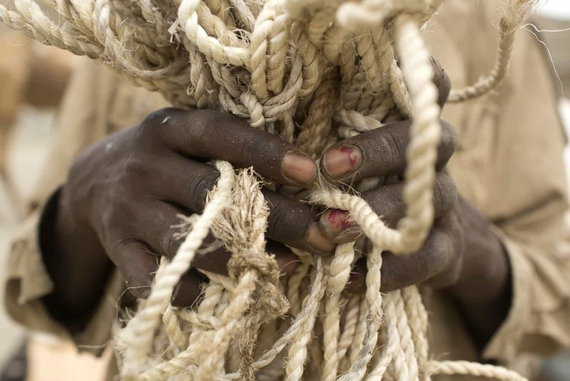 Người dân trong vùng thường sử dụng phương pháp và công cụ truyền thống như cuốc, dây thừng để khai thác muối.