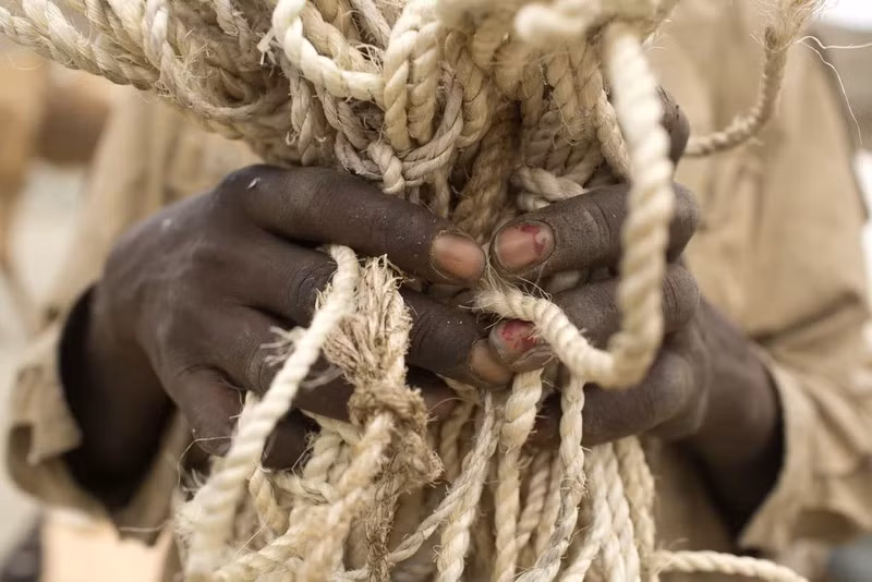 Người dân trong vùng thường sử dụng phương pháp và công cụ truyền thống như cuốc, dây thừng để khai thác muối.