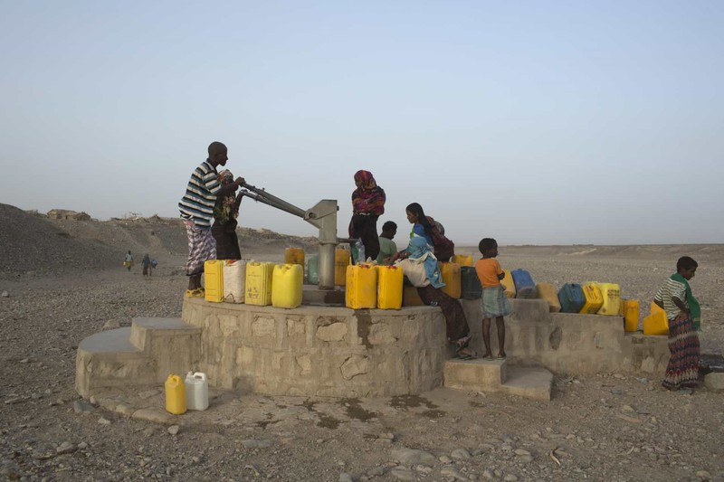 Vùng trũng Danakil là nơi sinh sống của người Afar. Để thích nghi với thời tiết, những cư dân này phải sử dụng ít nước và thức ăn hơn so với các cư dân ở những vùng đất khác.