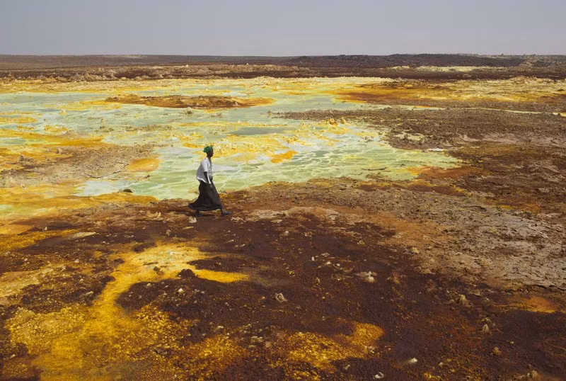 Sa mạc Danakil có nhiều màu sắc khác nhau bởi sự kết hợp của bùn, sắt, tảo halophile và quan trọng nhất là muối.