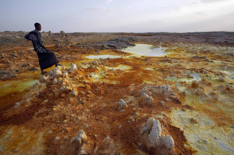 Trong hàng thế kỷ qua, những thương nhân cùng các đoàn lạc đà đã bất chấp điều kiện khắc nghiệt để đến thu mua muối ở vùng đất nóng nhất hành tinh này.