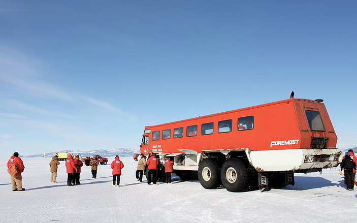Những chiếc xe như thế này là phương tiện để chở mọi người ở vùng đất băng giá Nam Cực.
