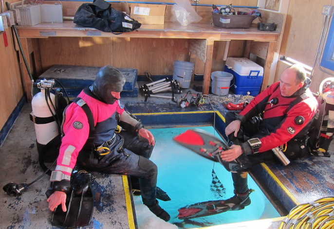 Các nhà nghiên cứu thường lặn xuống biển để khám phá Nam Cực. Du khách có thể đăng ký những chuyến lặn biển như vậy.