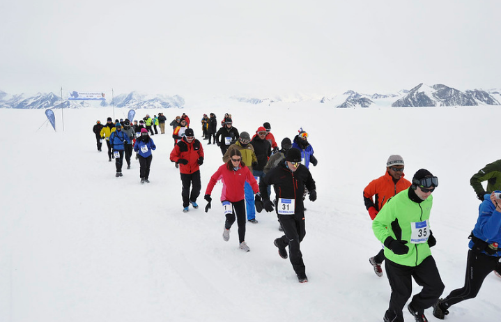 Có hai cuộc chạy đua marathon hàng năm được tổ chức ở Nam Cực. Đó là The Antarctic Ice Marathon và 100K Ultra Race.